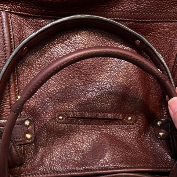 B. MAKOWSKY BURGANDY SHOULDER BAG WITH MAGNETIC CLOSURE. - Picture 6 of 11
